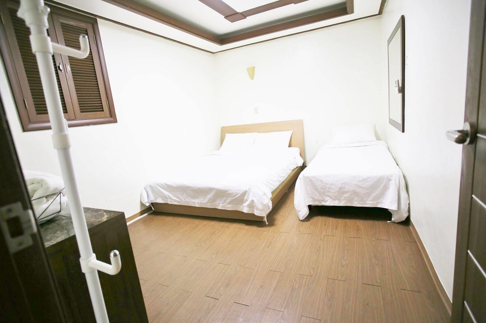 Sinchon Sisters Hostel Seoul Exterior foto
